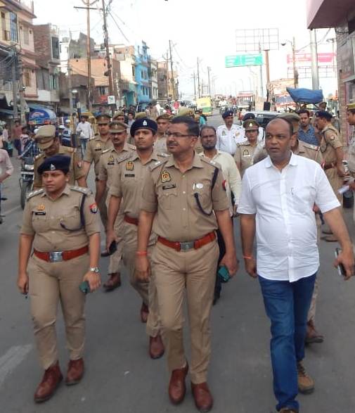moradabadpolice's tweet photo. #SPCITY @moradabadpolice एवं #ADMCITY द्वारा CO कोतवाली/कटघर के साथ आगामी ईद/अलविदा नमाज को सकुशल एवं शांतिपूर्ण वातावरण में कराये जाने हेतु ड्यूटी में लगे पुलिस बल को ब्रीफ किया गया एवं आवश्यक दिशा-निर्देश दिए तत्पश्चात कानून/शान्ति व्यवस्था के दृष्टिगत #FootPatrolling की गयी। https://t.co/RSq0I8TIvv