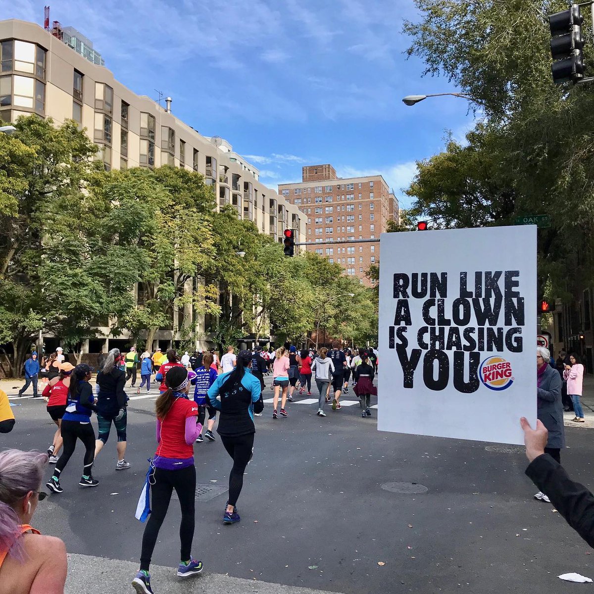 creapills's tweet image. "Courez comme si un clown vous poursuivait" - Burger King