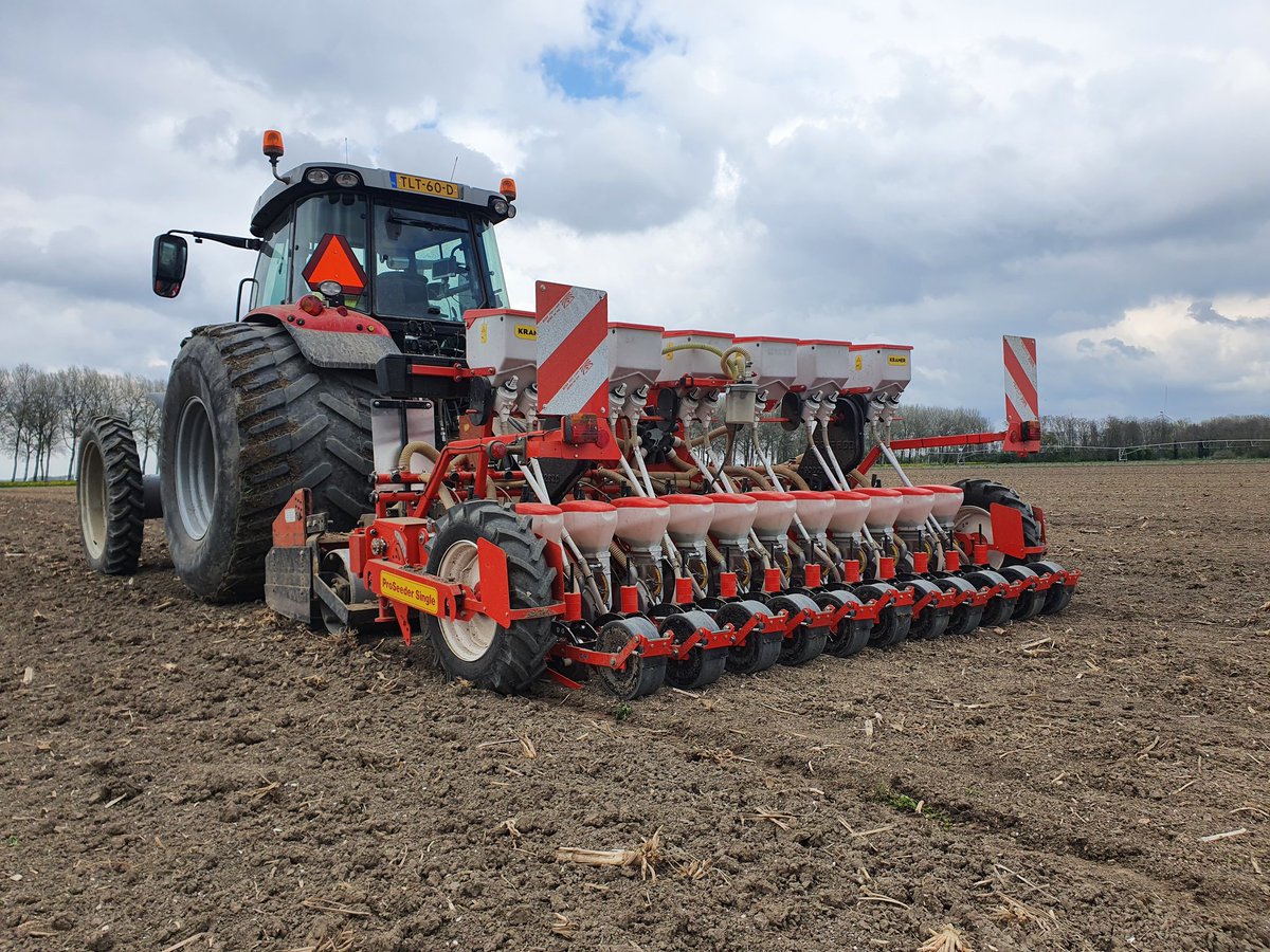 mark_geling's tweet photo. Lekker uien zaaien, toch nog in april dan😊 de #hyfive gaat er weer netjes in met de #gaspardo en de #massey op dikke sloffen 💪 https://t.co/tBD8Xfhu2b