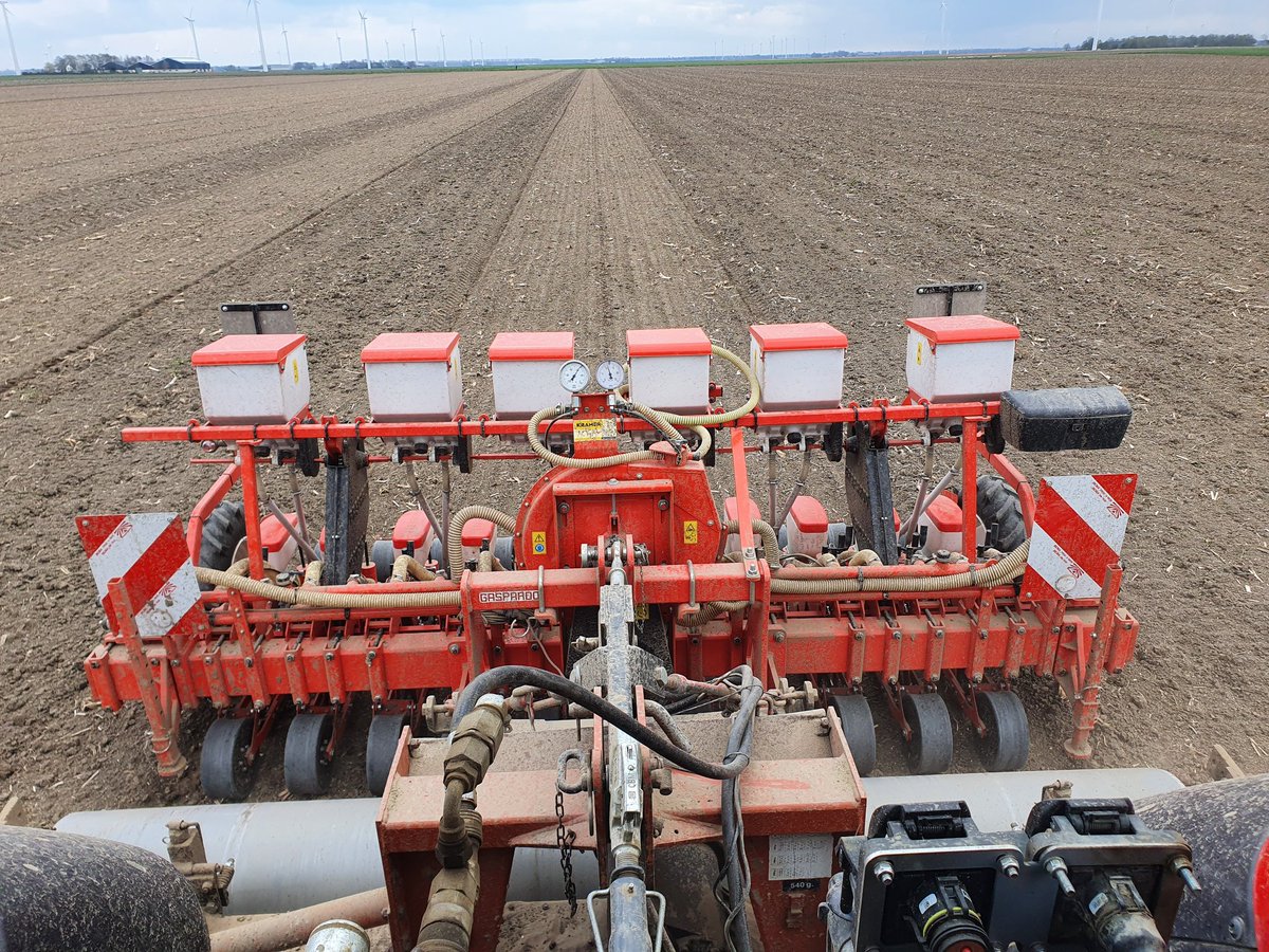 mark_geling's tweet photo. Lekker uien zaaien, toch nog in april dan😊 de #hyfive gaat er weer netjes in met de #gaspardo en de #massey op dikke sloffen 💪 https://t.co/tBD8Xfhu2b