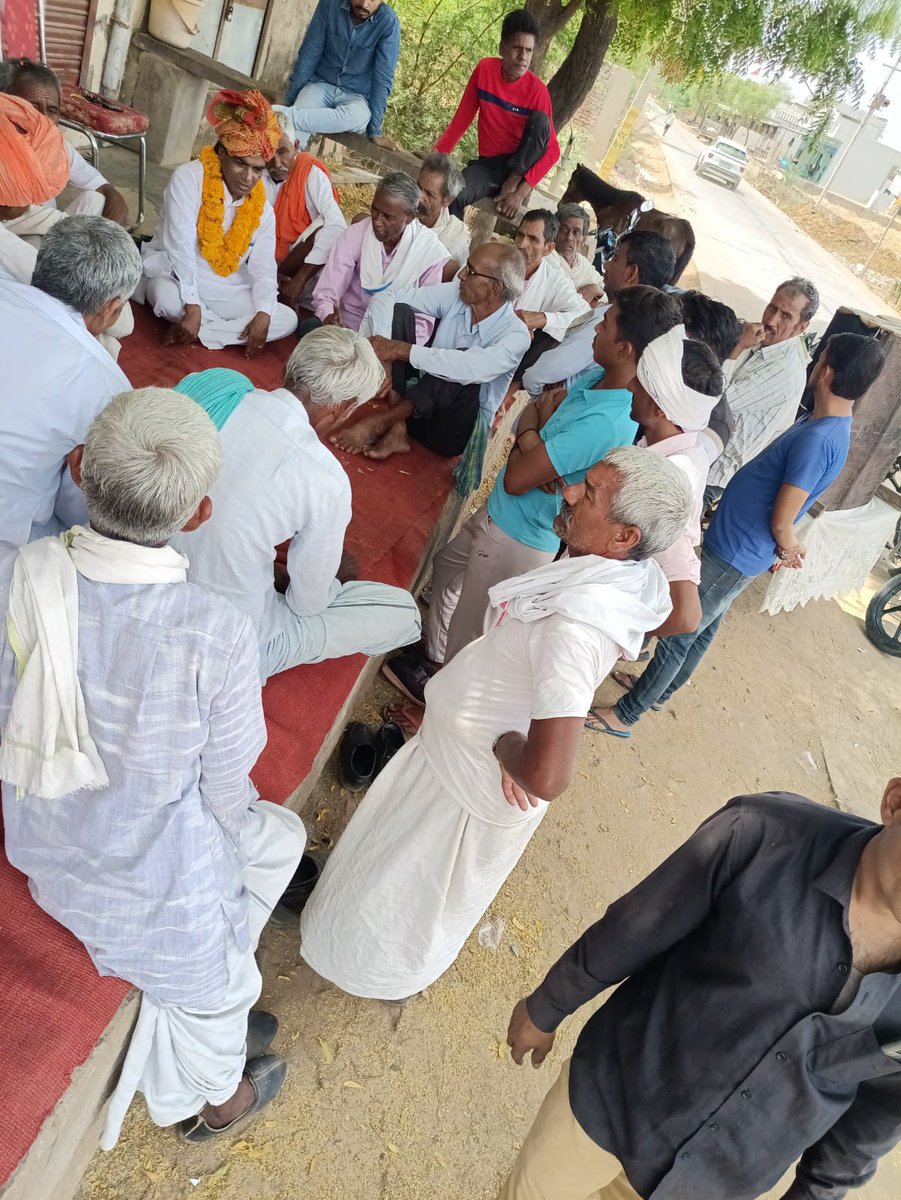 RajaRamDausa's tweet photo. सबका साथ सबका विकास की भावना को लेकर आज सिगवाड़ा ग्राम पंचायत का जनसंपर्क अभियान किया जिसमें  सभी की समस्याओं को जानने हेतु सभी समाजों के व्यक्तियों से बुजुर्गों से पंच पटेलों से एवं युवा शक्ति से रूबरू होने का मौका मिला | 
#Mission2023 #deeo #rajarammeena #rajaramdeeo https://t.co/OgZTVArdde