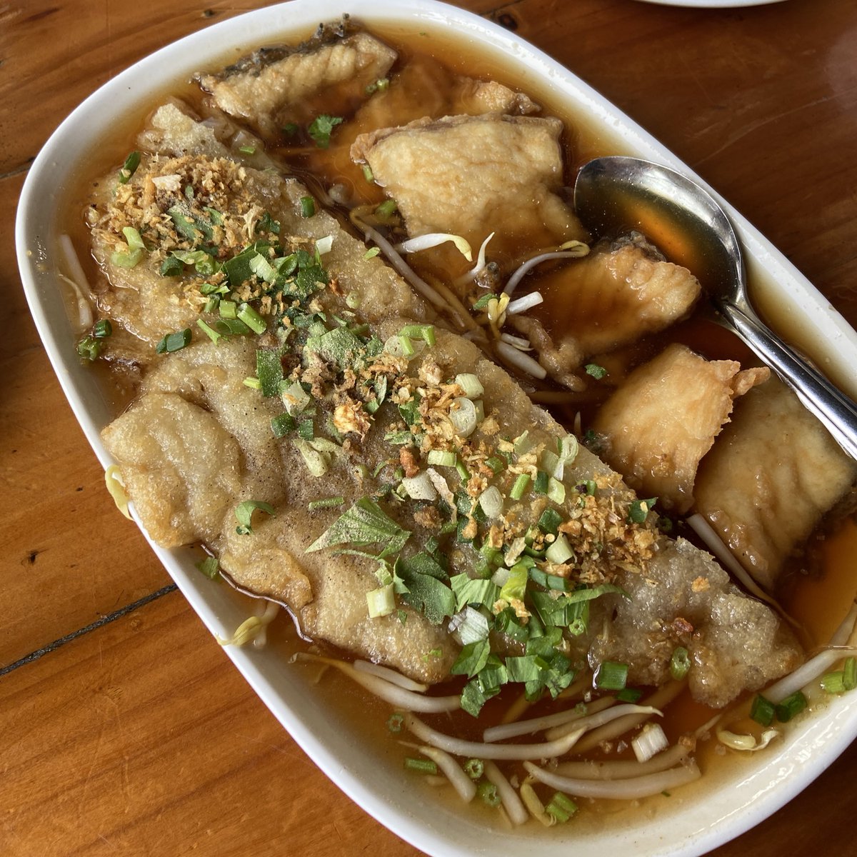 Eatleklek's tweet photo. ร้านบ้านป้าหนู ร้านอาหารไทยเก่าแก่ที่ฉะเชิงเทราย่านแปดริ้ว เปิดมายาวนานกว่า 20 ปี มีอาหารหลากหลาย 👍 กุ้งแม่น้ำเผาสดดี และอีกเมนูคือปลาก๋วยเตี๋ยว เส้��ใหญ่ทอดกรอบนอกนุ่มใน ปลากระพงชิ้นใหญ่ทอด กินกับน้ำจิ้มซีฟู้ด 😋😋😋
📍อยู่ในสุดของตลาดบ้านใหม่ 100 ปี https://t.co/bUtmP6X7D4