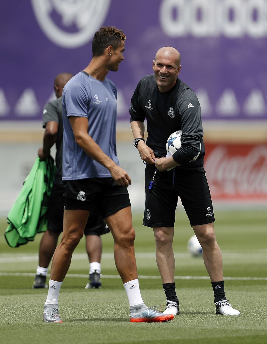 Super_Zidane10's tweet photo. Zidane &amp; CR7 https://t.co/ChAu2bIz93