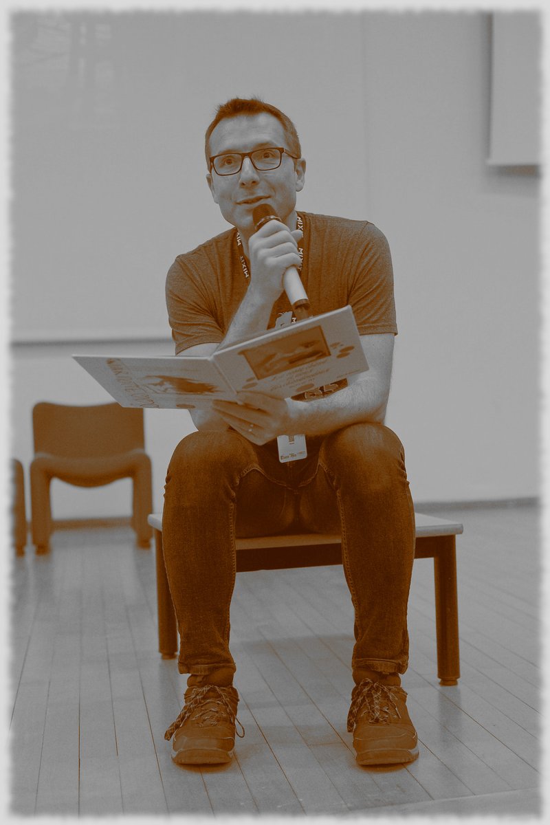 À moi, conte, deux mots... J’ai lu un conte pour enfants avec <a href="/CRageade/">Charline Rageade</a> sur la scène de @mixitconf et j’ai ressenti une joie immense. Et vous, pensez-vous que l’on peut partager des idées puissantes avec ces mots pleins de tendresse qui parlent au #cœur ? (Photo <a href="/RecursiveAction/">Eulbobo</a>)