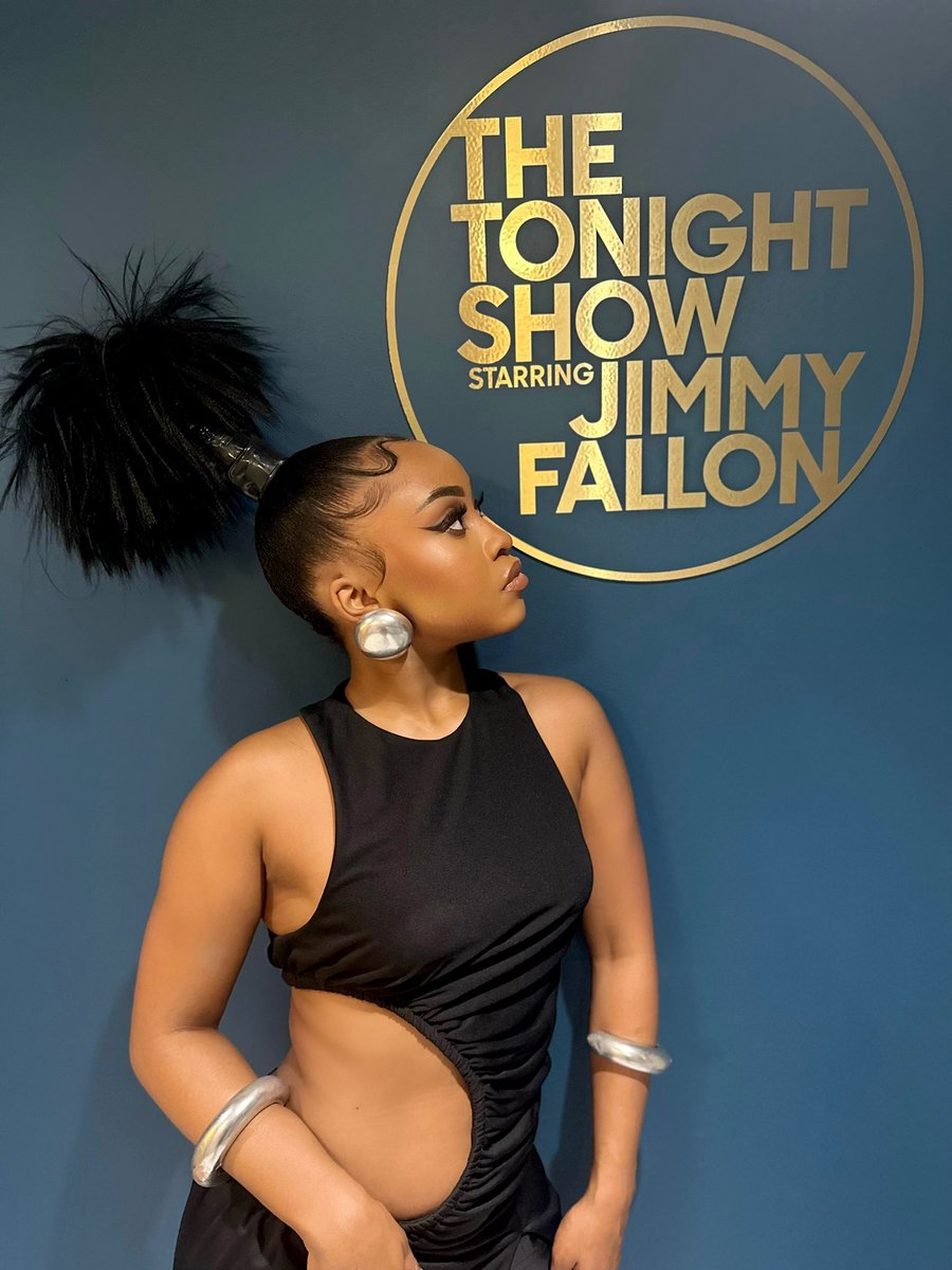 Mwanj3's tweet photo. LET ME BE GREAT. 🔋

@Sampa_The_Great @angeliquekidjo 
alongside @lalozie, @charityislove_ and myself.

Thank you @theroots @jimmyfallon 
@lomavistarecordings &amp; @carlpires 

Full performance on YouTube 🤍 https://t.co/60eifPHh2D