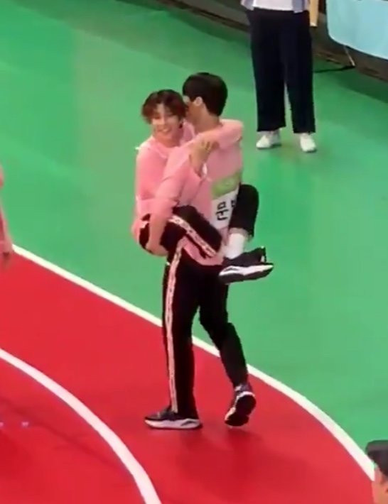 d8hyn's tweet photo. MJ can't be the the first person to wish moonbin's birthday anymore. No one will carry MJ around, patting MJ's head or tease mj. Moonbin was MJ's favorite baby. Jinjin said it so many times how MJ favored moonbin a lot. We lost our sun and moon duo and It really kills me inside. https://t.co/IE2RVr7ewQ