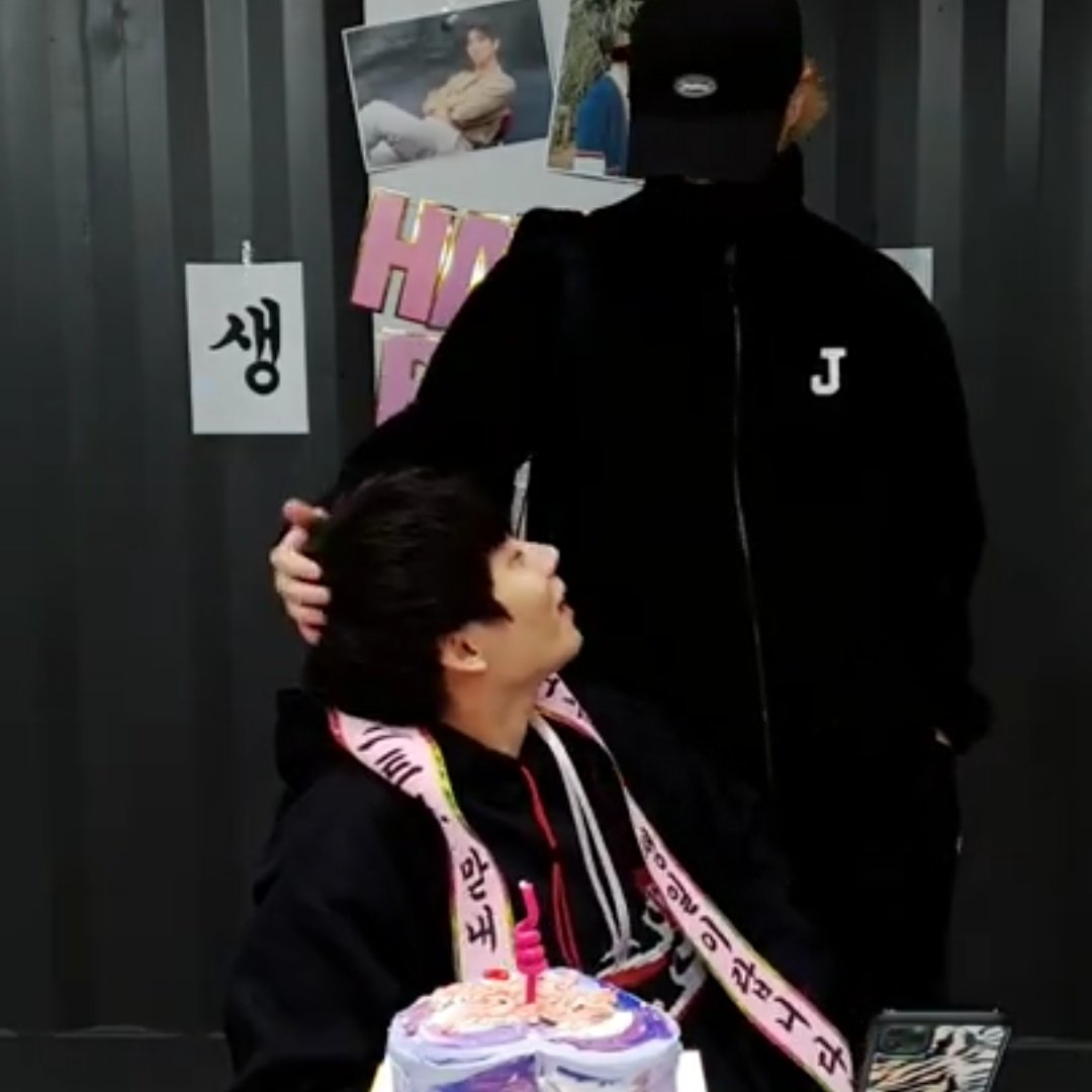 d8hyn's tweet photo. MJ can't be the the first person to wish moonbin's birthday anymore. No one will carry MJ around, patting MJ's head or tease mj. Moonbin was MJ's favorite baby. Jinjin said it so many times how MJ favored moonbin a lot. We lost our sun and moon duo and It really kills me inside. https://t.co/IE2RVr7ewQ