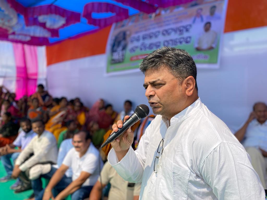 RGPRSOdisha's tweet photo. “Jai Bharat Satyagraha” under the leadership of DCC Boudh President Shri @NabaMishr6 Ji today along with AICC Member Shri @bismay_inc ji , Boudh DC Shri @SamarendraMB ji front of District Collector's Office against the disqualification of Shri @RahulGandhi Gandhi ji, 1/3 https://t.co/I6DvuTN7WF