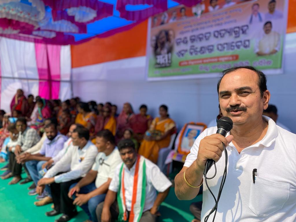 RGPRSOdisha's tweet photo. “Jai Bharat Satyagraha” under the leadership of DCC Boudh President Shri @NabaMishr6 Ji today along with AICC Member Shri @bismay_inc ji , Boudh DC Shri @SamarendraMB ji front of District Collector's Office against the disqualification of Shri @RahulGandhi Gandhi ji, 1/3 https://t.co/I6DvuTN7WF