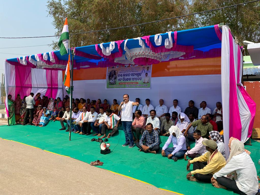 RGPRSOdisha's tweet photo. “Jai Bharat Satyagraha” under the leadership of DCC Boudh President Shri @NabaMishr6 Ji today along with AICC Member Shri @bismay_inc ji , Boudh DC Shri @SamarendraMB ji front of District Collector's Office against the disqualification of Shri @RahulGandhi Gandhi ji, 1/3 https://t.co/I6DvuTN7WF