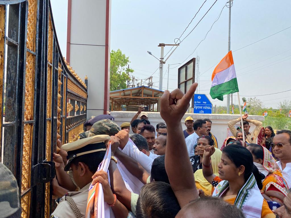 RGPRSOdisha's tweet photo. @INCOdisha Satyagraha observer former MLA Shri Abhimanyu Behera ji, elected Panchayati Raj members, Congress party senior leaders &amp; workers, @RGPRSinc Odisha Saathis &amp; frontal organisations joined in the Satyagraha. Jai Bharat, Jai Samvidhan 🇮🇳 3/3 #JaiBharatSatyagraha https://t.co/erzgS3acNZ