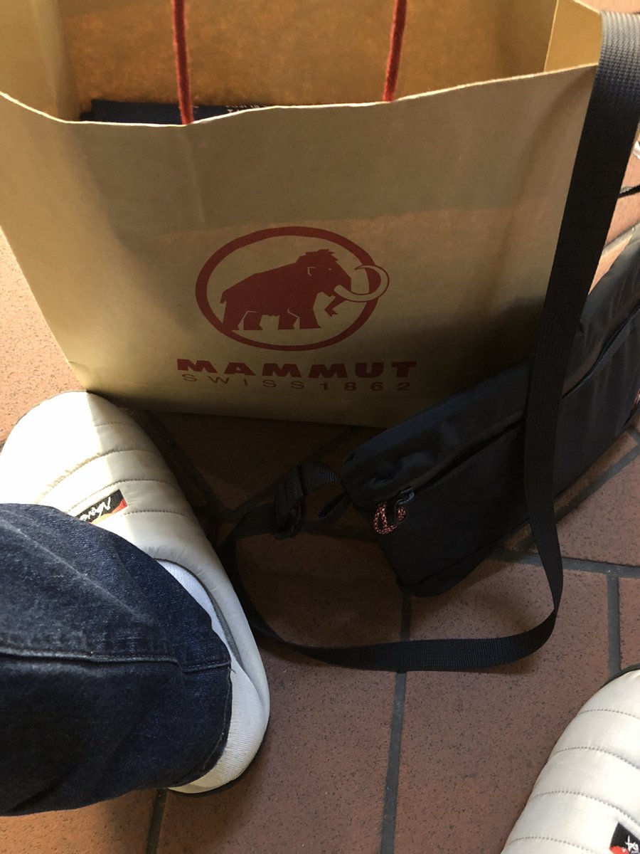 tilt1degrees's tweet photo. 久しぶりに長く歩いたので疲れる！
始祖鳥買おうと思ったけどコロナ禍の影響でサイズがないとのこと
シンプルにマンモスを夏用で
半袖×2長袖×2を買ってきた https://t.co/shELdPRSbF
