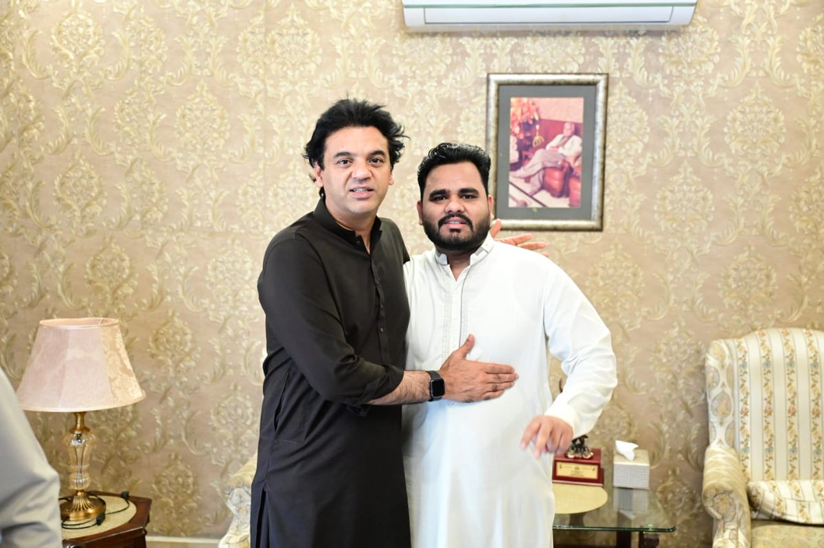 FaizanAliRajpu5's tweet photo. عثمان ڈار صاحب سے انکے گھر میں ملاقات #PP38 کی ٹکٹ ملنے پر مبارکباد پیش کی انشاءاللّه MPA عثمان ڈار
فیضان علی راجپوت
#PP38 @UdarOfficial https://t.co/485fqAyMNU