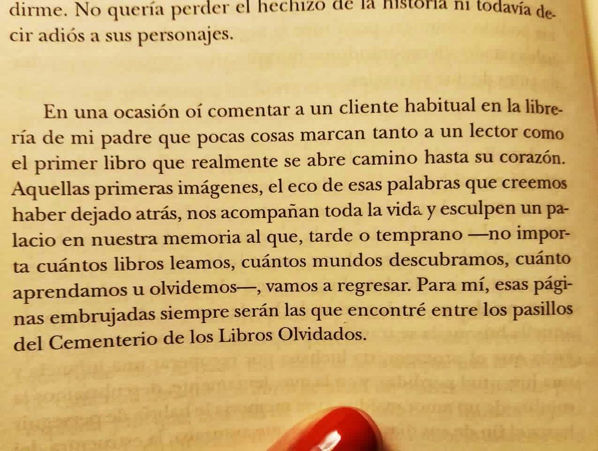 Cementedelibros's tweet photo. La importancia de nuestro primer GRAN LIBRO ♥️
“En una ocasión oí comentar a un cliente habitual en la librería de mi padre que pocas cosas marcan tanto a un lector como el primer libro que...”
Autor: Carlos Ruiz Zafón
Libro: La sombra del viento
#cementeriodelibros https://t.co/tgd1fN52cu