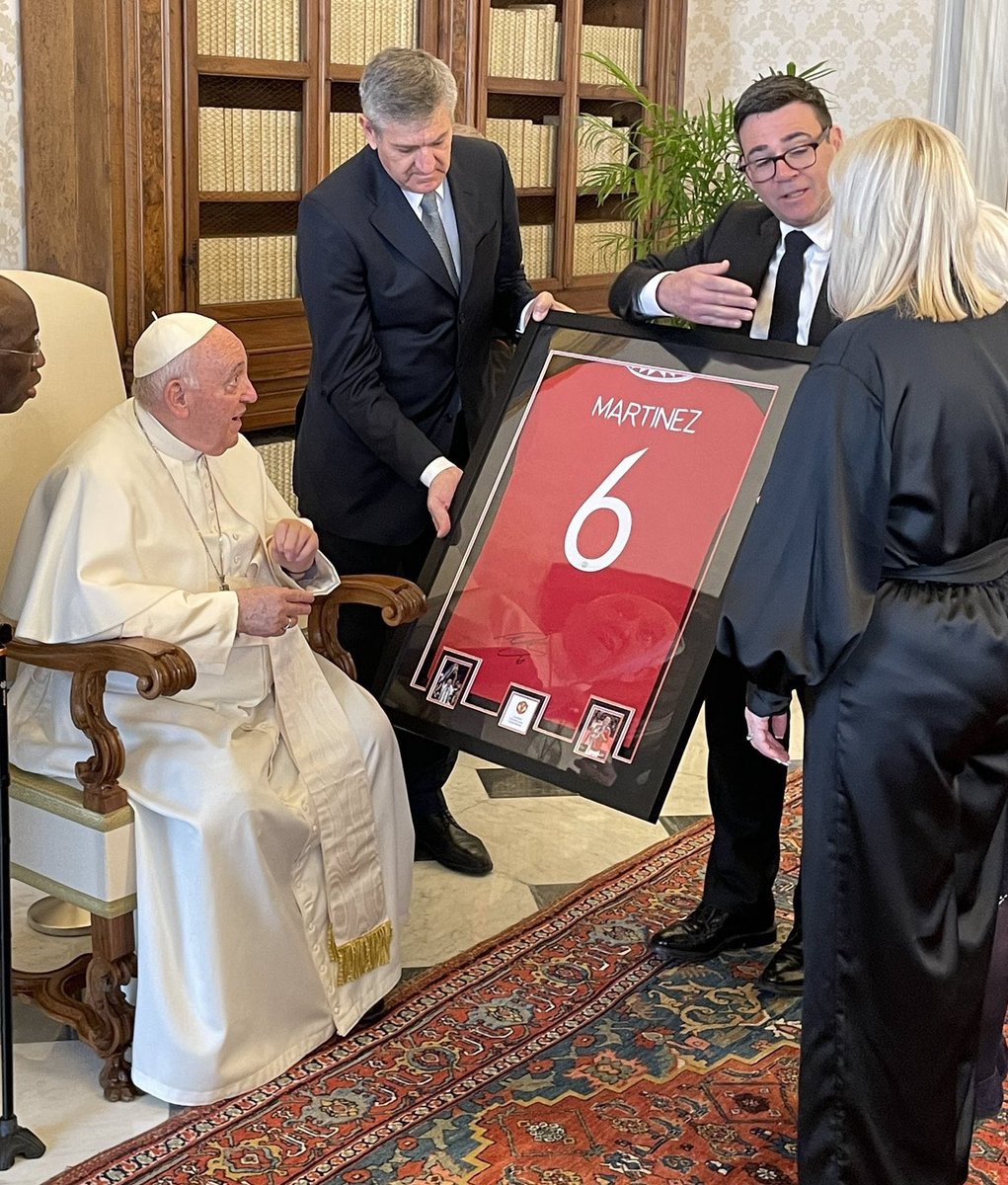 Pope Francis presented with a Lisandro Martínez shirt 🇦🇷