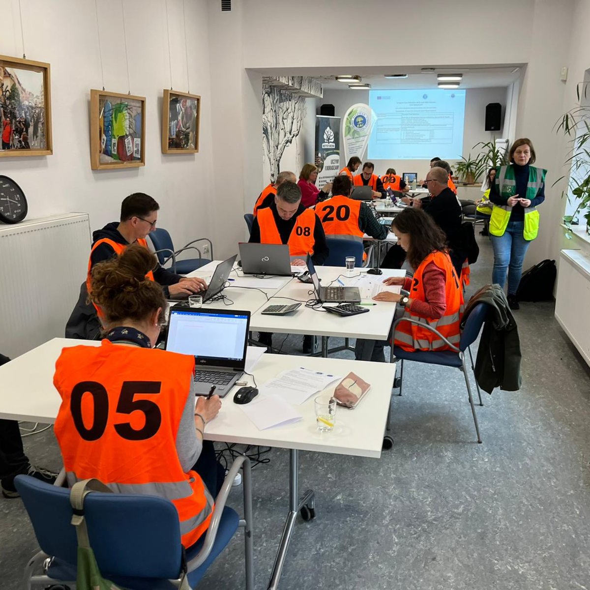 Vandaag was de aftrap van het eerste ETT test examen volgens het herziene ETT curriculum en verbeterde examen protocol.

Het nieuwe curriculum is naast de boomtechnische aspecten aan gevuld met meer contextuele onderwerpen en er wordt specifieker getoetst op advies vaardigheden.