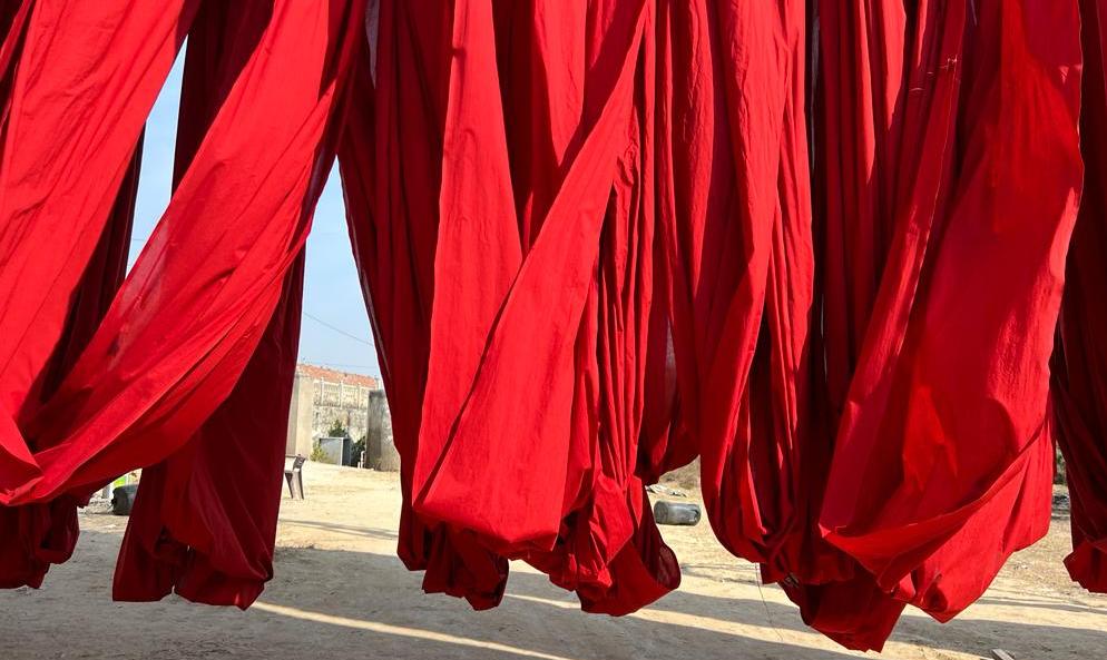 shiborintiedye's tweet image. Obsessed with this indigo block fabric! 😍 The intricate patterns and shades of blue are just mesmerizing. Can't wait to turn this into a beautiful dress!
#indigoblockfabric #handblockprinting #blockprinting #textilelove #textiledesign #fabriclove #handmadefabric