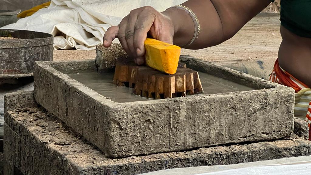 shiborintiedye's tweet image. Obsessed with this indigo block fabric! 😍 The intricate patterns and shades of blue are just mesmerizing. Can't wait to turn this into a beautiful dress!
#indigoblockfabric #handblockprinting #blockprinting #textilelove #textiledesign #fabriclove #handmadefabric