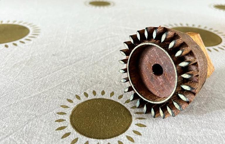 shiborintiedye's tweet image. Obsessed with this indigo block fabric! 😍 The intricate patterns and shades of blue are just mesmerizing. Can't wait to turn this into a beautiful dress!
#indigoblockfabric #handblockprinting #blockprinting #textilelove #textiledesign #fabriclove #handmadefabric