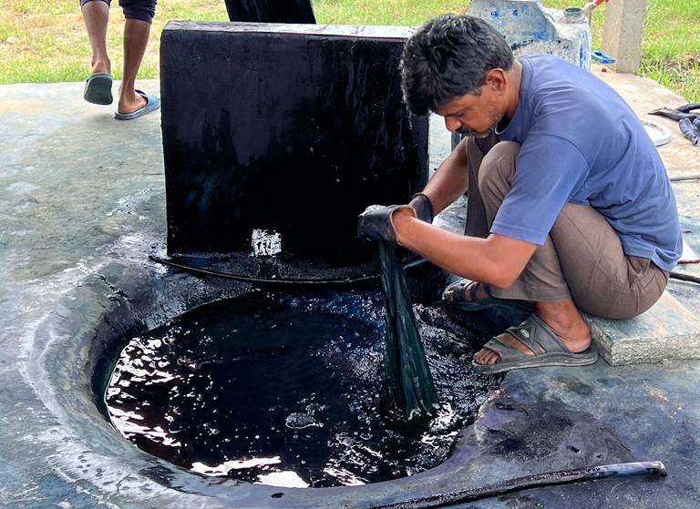 shiborintiedye's tweet image. Obsessed with this indigo block fabric! 😍 The intricate patterns and shades of blue are just mesmerizing. Can't wait to turn this into a beautiful dress!
#indigoblockfabric #handblockprinting #blockprinting #textilelove #textiledesign #fabriclove #handmadefabric