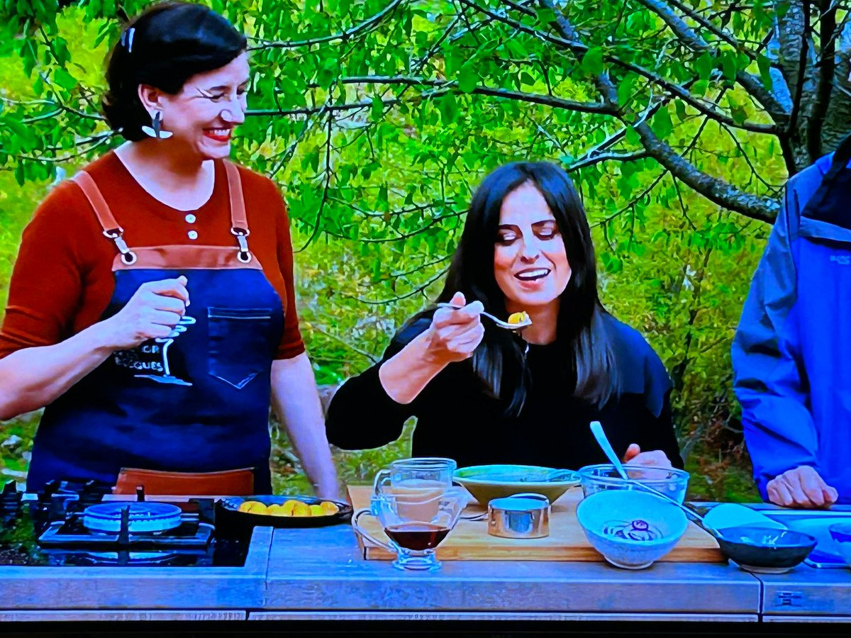 ineslamaga's tweet photo. Una jornada preciosa por la Sierra de Guadarrama acompañada de buena conversación con @cesarjpalacios y buena cocina con la simpatiquísima @cocineraizpea Gracias a todo el equipo de #elseñordelosbosques fantástico programa de @la2_tve Deseando repetir! :) https://t.co/PwdQR2Uzf6