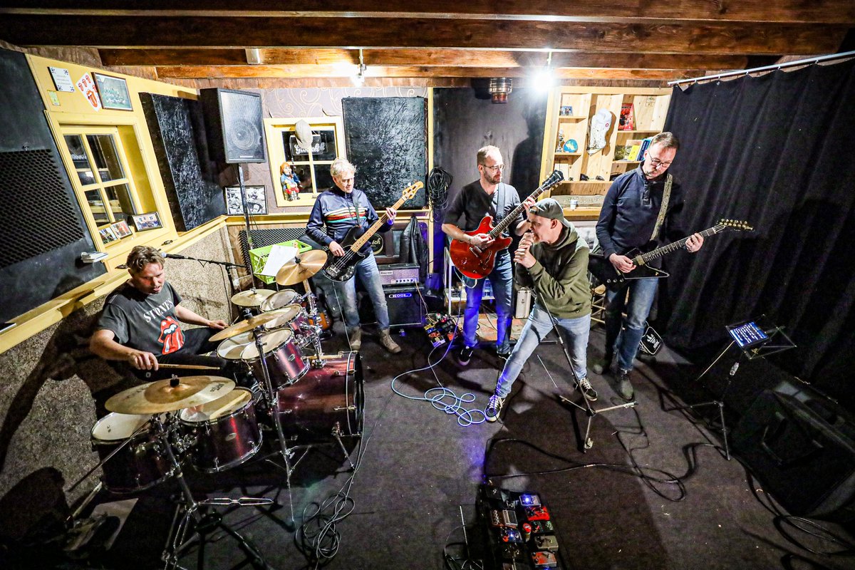 unionsv's tweet photo. Derde helft | Zondag na afloop van USV-VWC is het zover. Het allereerste optreden van de 'USV Band'. Live muziek voor en door USV'ers. Lees hier meer over deze unieke blauwwitte rockin' band: https://t.co/SKCeRaFLyR https://t.co/JvES6PI193