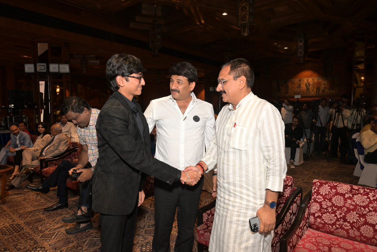 RachnaUpadhya's tweet photo. Debut song #TanhaHunMain sung by Krishna Mittal
Congratulations to @BJP4Delhi's Treasurer @visshnumittal on his son's debut song.
best wishes to Krishna
@ManojTiwariMP @Virend_Sachdeva https://t.co/RPMmLd3hOH