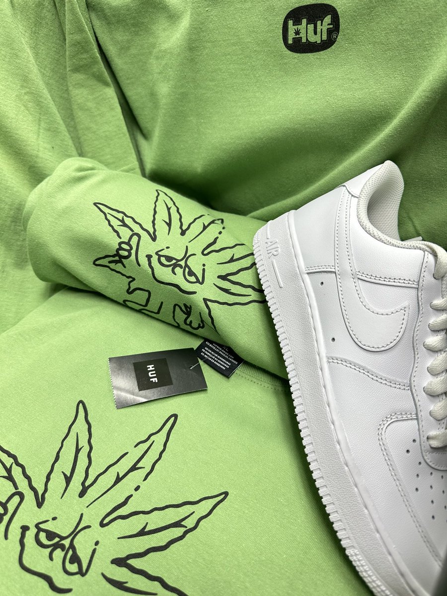 kicksncuts's tweet photo. Happy Holidaze 🍃🤩
It’s Easy Being Green Tee 
Sizes | S,M,L,XL
Price | $24.99

Open Today 12:00-7:00
4111 State Rd, Cuyahoga Falls, OH https://t.co/DCeybYq2Bz