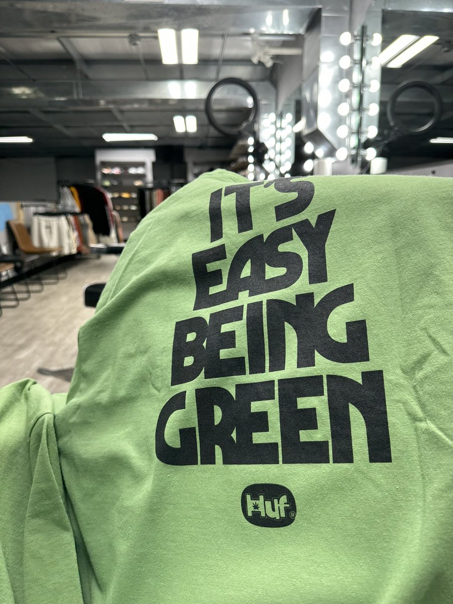 kicksncuts's tweet photo. Happy Holidaze 🍃🤩
It’s Easy Being Green Tee 
Sizes | S,M,L,XL
Price | $24.99

Open Today 12:00-7:00
4111 State Rd, Cuyahoga Falls, OH https://t.co/DCeybYq2Bz
