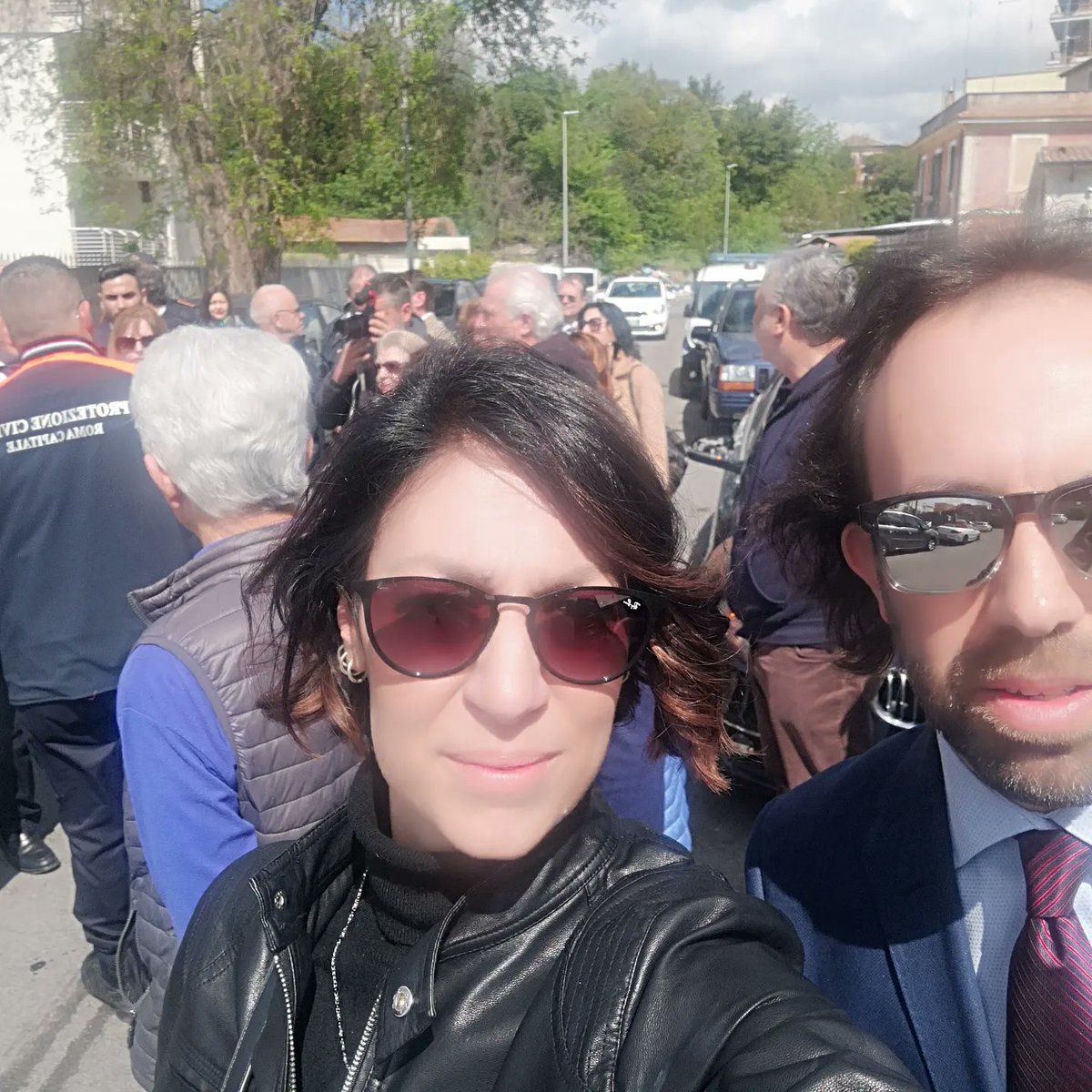 DellaCasaRob's tweet photo. Con i cittadini di Prati Fiscali Vecchia per chiedere al Sindaco inerventi urgenti. #M5SLazio #DarioQuattromaniIIIMunicipio https://t.co/XRr84PoBs4 https://t.co/EHV0vtj1pf