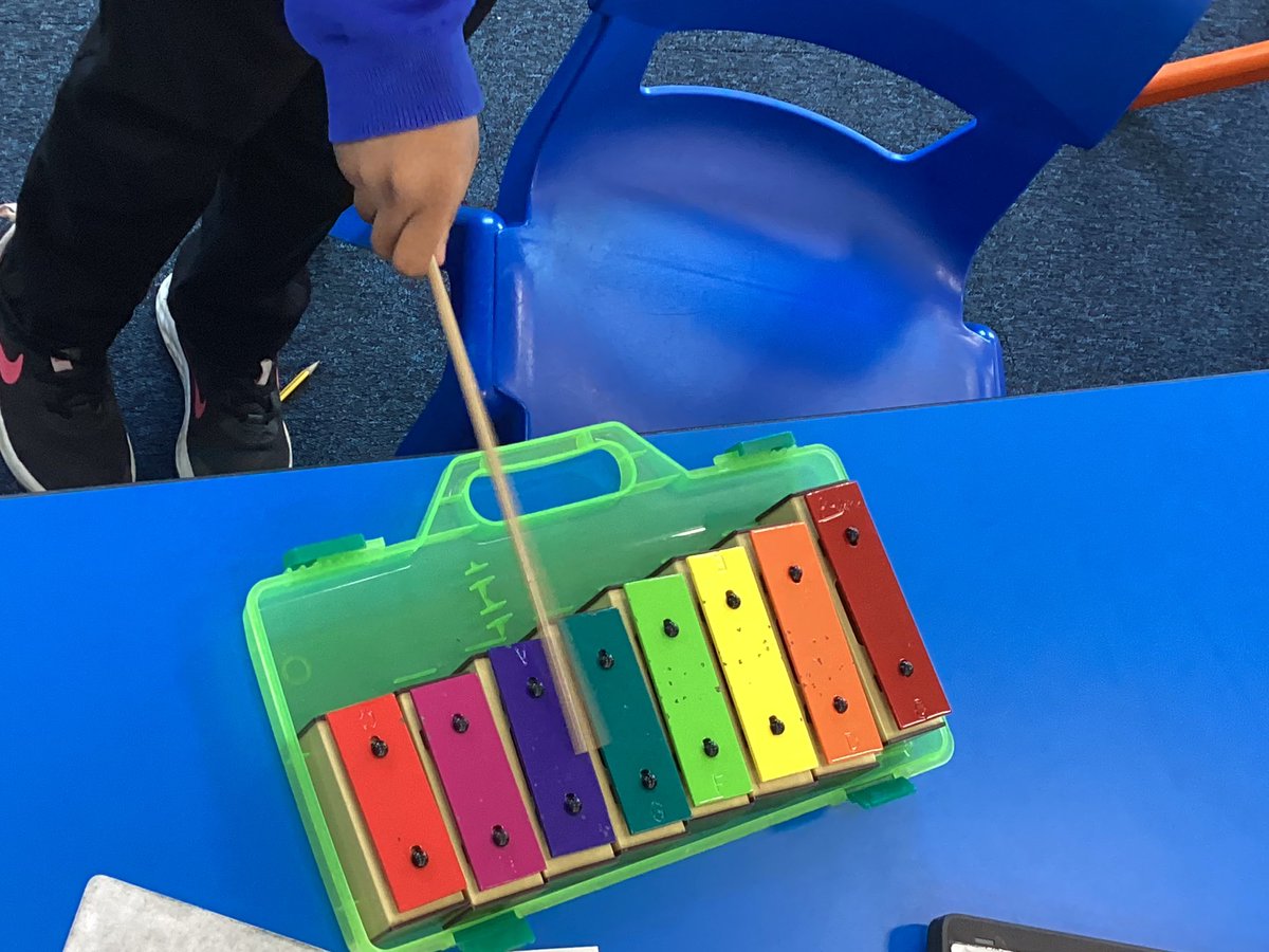 MowmacreHill's tweet photo. Year 4 investigate pitch and amplitude. How do we reach those high notes? #scienceweek2023 #soundslikescience @MattSPeet @Mrs_Hackett_DHT @Briggs08D https://t.co/j7Y4PXaZ04