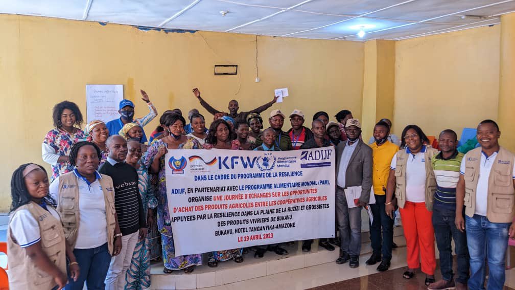 ADIJF1's tweet photo. Avec le financement @KfW_FZ_int et @BMZ_Bund, ADIJF en partenariat avec @WFPDRC a organisé à Bukavu une journée d'échange sur les opportunités d'achat des produits agricoles entre 4 coopératives agricoles de la Plaine de la Ruzizi et 30 grossistes des produits agricoles de Bukavu https://t.co/oxGADTPzCk