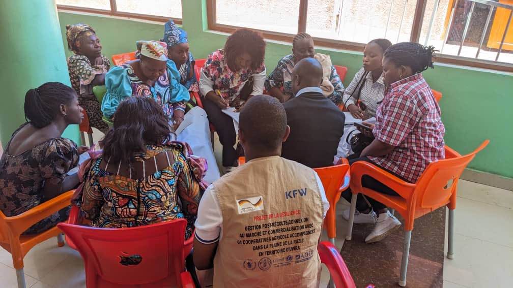 ADIJF1's tweet photo. Avec le financement @KfW_FZ_int et @BMZ_Bund, ADIJF en partenariat avec @WFPDRC a organisé à Bukavu une journée d'échange sur les opportunités d'achat des produits agricoles entre 4 coopératives agricoles de la Plaine de la Ruzizi et 30 grossistes des produits agricoles de Bukavu https://t.co/oxGADTPzCk