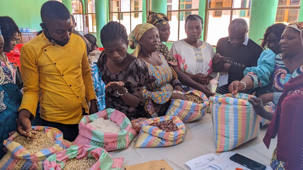 ADIJF1's tweet photo. Avec le financement @KfW_FZ_int et @BMZ_Bund, ADIJF en partenariat avec @WFPDRC a organisé à Bukavu une journée d'échange sur les opportunités d'achat des produits agricoles entre 4 coopératives agricoles de la Plaine de la Ruzizi et 30 grossistes des produits agricoles de Bukavu https://t.co/oxGADTPzCk