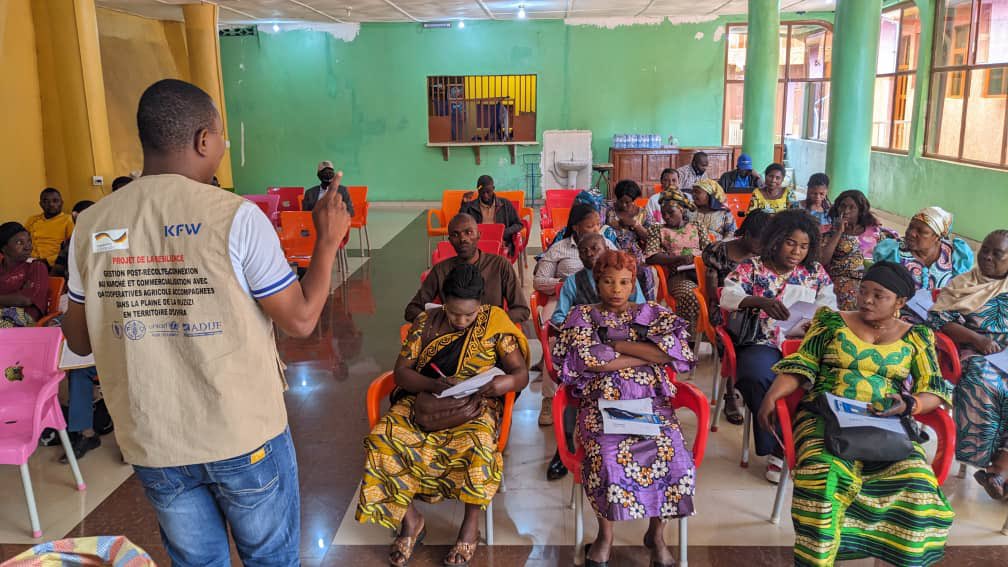 ADIJF1's tweet photo. Avec le financement @KfW_FZ_int et @BMZ_Bund, ADIJF en partenariat avec @WFPDRC a organisé à Bukavu une journée d'échange sur les opportunités d'achat des produits agricoles entre 4 coopératives agricoles de la Plaine de la Ruzizi et 30 grossistes des produits agricoles de Bukavu https://t.co/oxGADTPzCk