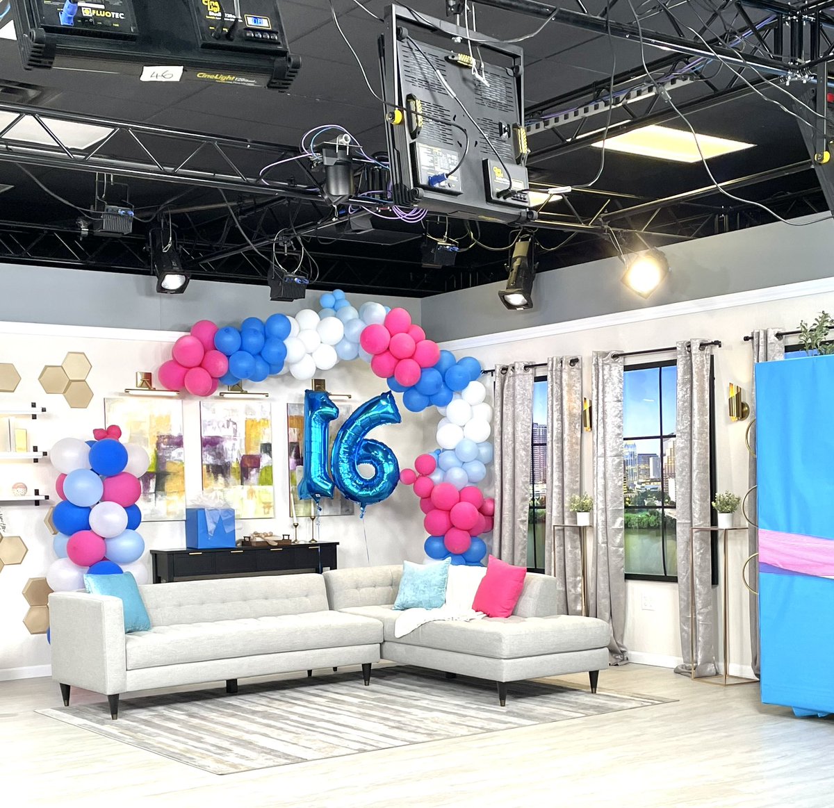 StylistMichelle's tweet photo. Congrats @ShopLCTV on your 16th anniversary! Shop LC really knows how to throw a great party! #TVStyleExpert #ShopLC https://t.co/pOSAk9yKaS