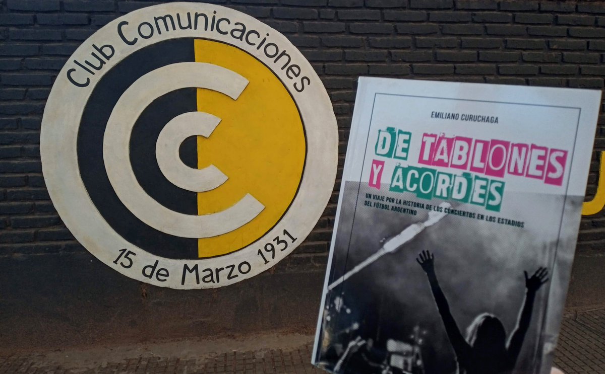 Emi_Curu's tweet photo. 📫🖤💛 Sinónimo de los carnavales porteños. El club que se hizo un lugar entre los grandes de CABA gracias a su coraje y su compromiso social y cultural. Comunicaciones, El Cartero de Agronomía, nos abrió sus puertas en una tarde hermosa y #DTYA será parte de su biblioteca 📚🏟️🎶 https://t.co/tfWWFYd3Af
