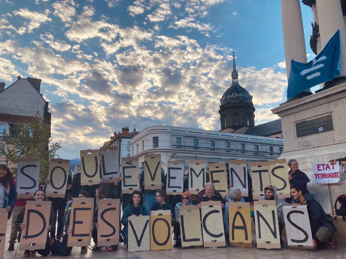 solidaires63's tweet photo. ClermontFerrand, 19.4.2023.
#Darmanimp ne peut pas dissoudre la Terre qui se soulève. https://t.co/MbSqe55Cyk