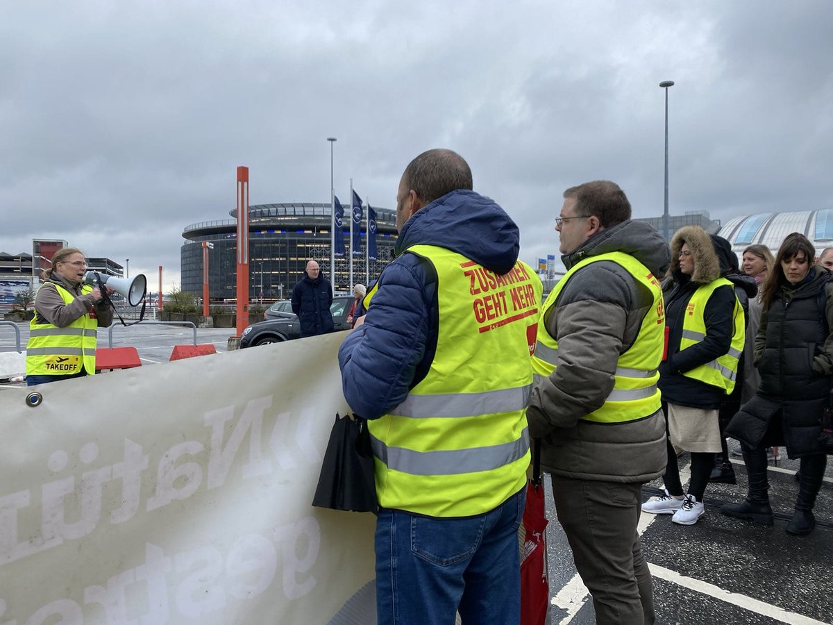 🚨HEUTE WARNSTREIK🚨

Keine Passagiere heute, 20.4. und morgen, 21.4. am Flughafen Hamburg ✈️, aber dafür viele streikende Kolleg*innen 🚩🦺🚩🦺 der #Luftsicherheit vor Ort. 
👊Klar ist: "Wir  heben nicht ab❗️" 
👊Unsere Forderung lautet: "Jetzt Zeitzuschläge verbessern‼️‼️"