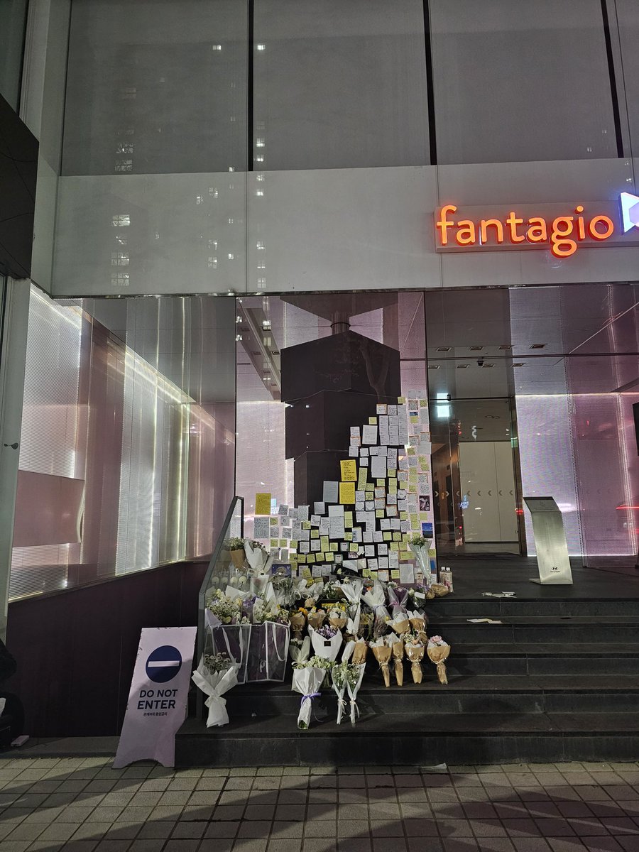ddana_think's tweet photo. 빈아
쪼그려앉아서 편지를 쓰려니까 눈물이 줄줄 새는거야 아직 널 보낼 준비가 안됐는데 무슨말을 써야하나 고민하다가 너에게 꼭 해주고 싶은 말을 남기고 왔는데 부디 이 마음이 전달이 되면 좋겠다... https://t.co/zP08VidNUR