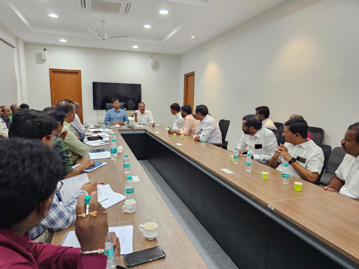 DrRanjithReddy's tweet image. Held a meeting to discuss regarding the land acquisition for the 4-lane road expansion being built with Rs. 938 Crores from #AppaJunction to #Manneguda under the chairmanship of Rangareddy District Collector Harish garu today at the Kongara Kalan Collector's office.