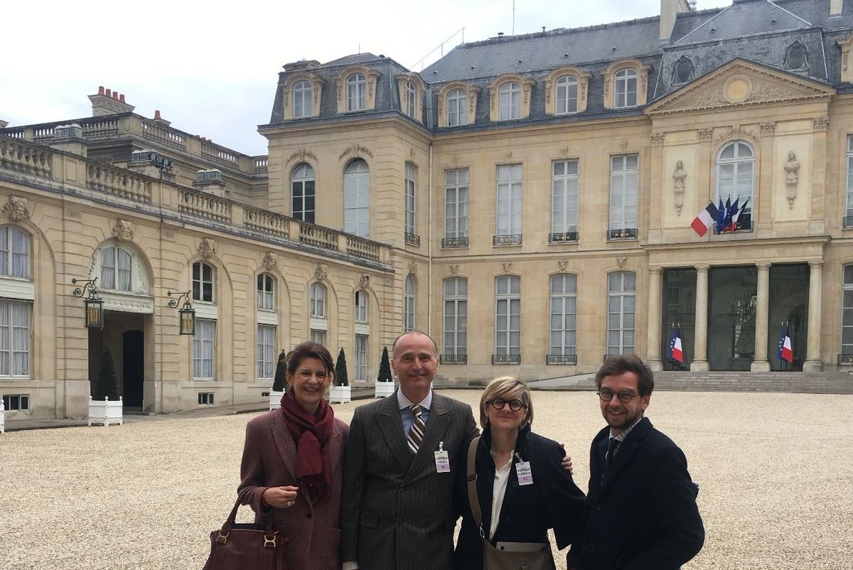 Réunion de travail ce matin à <a href="/Elysee/">Élysée</a> pour parler de la nécessaire réindustrialisation du pays. Energie, commande publique, #IndustrieVerte: les entrepreneurs de <a href="/CroissancePlus/">CroissancePlus</a> s'engagent pour le #madeinFrance!
