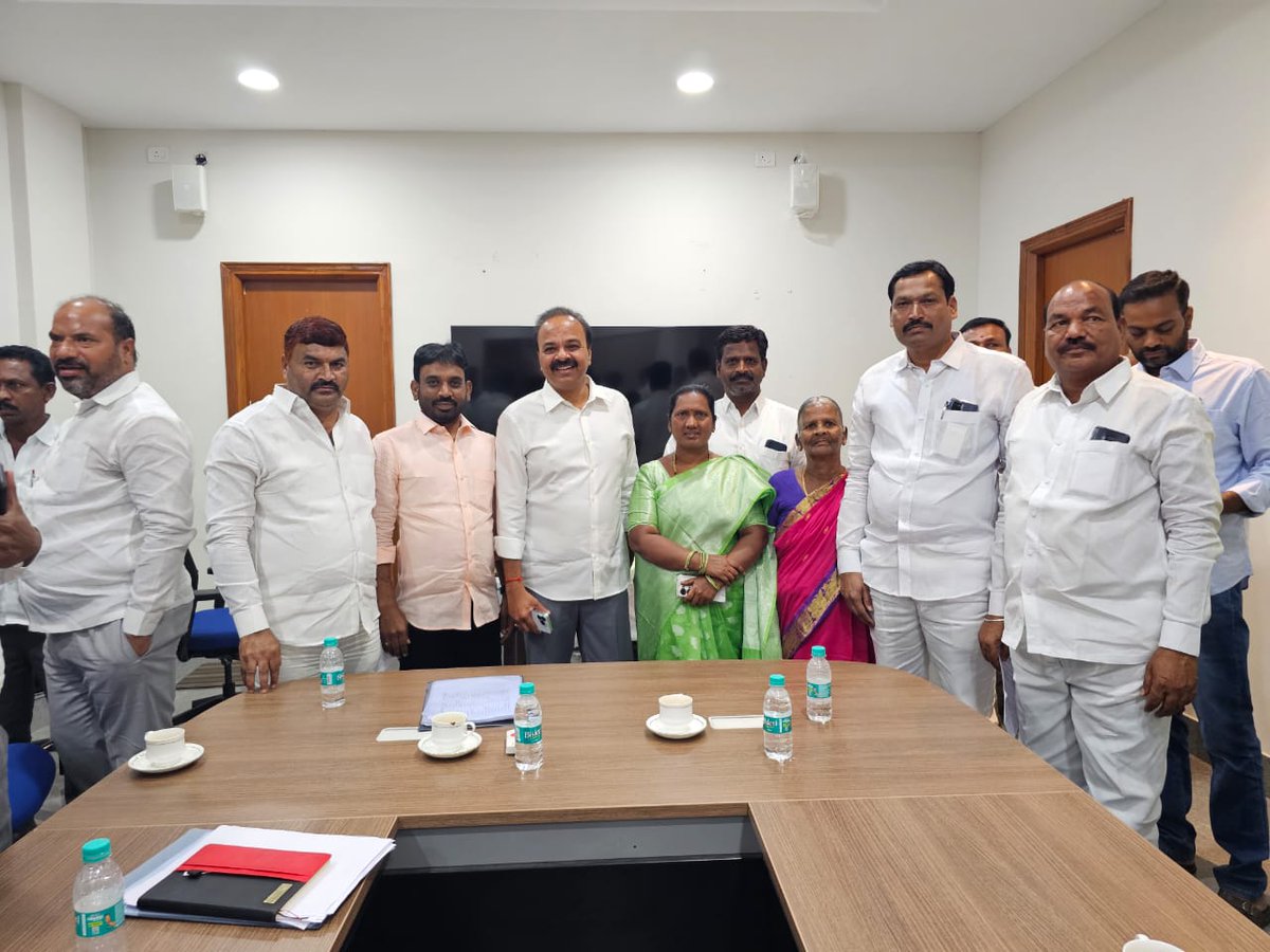 DrRanjithReddy's tweet image. Held a meeting to discuss regarding the land acquisition for the 4-lane road expansion being built with Rs. 938 Crores from #AppaJunction to #Manneguda under the chairmanship of Rangareddy District Collector Harish garu today at the Kongara Kalan Collector's office.