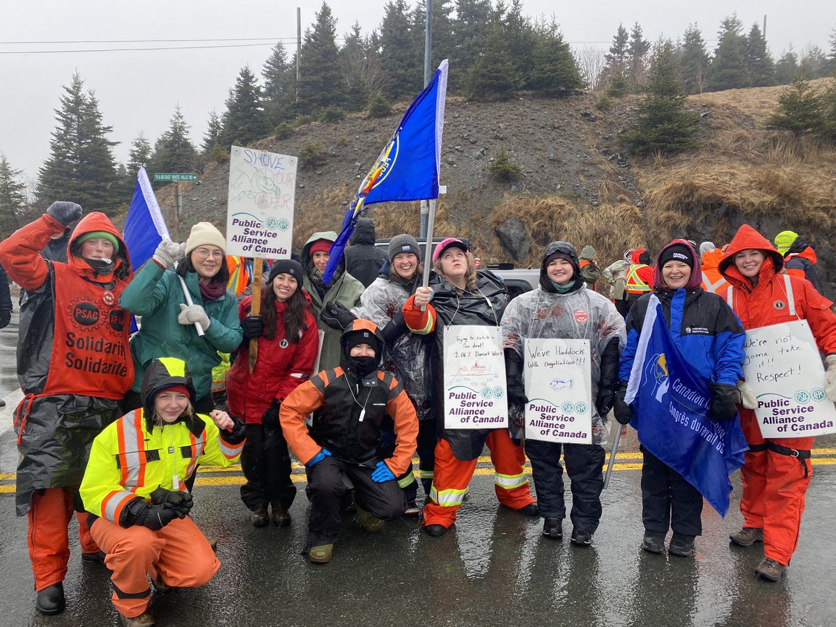 Spirits are high at the White Hills <a href="/psac_afpc/">PSAC-AFPC</a> picket line this morning. This crew is ready to hold the line in any weather conditions. #rdf #WorkersCantWait #CanLab <a href="/NLFL_labour/">NLFL</a>
