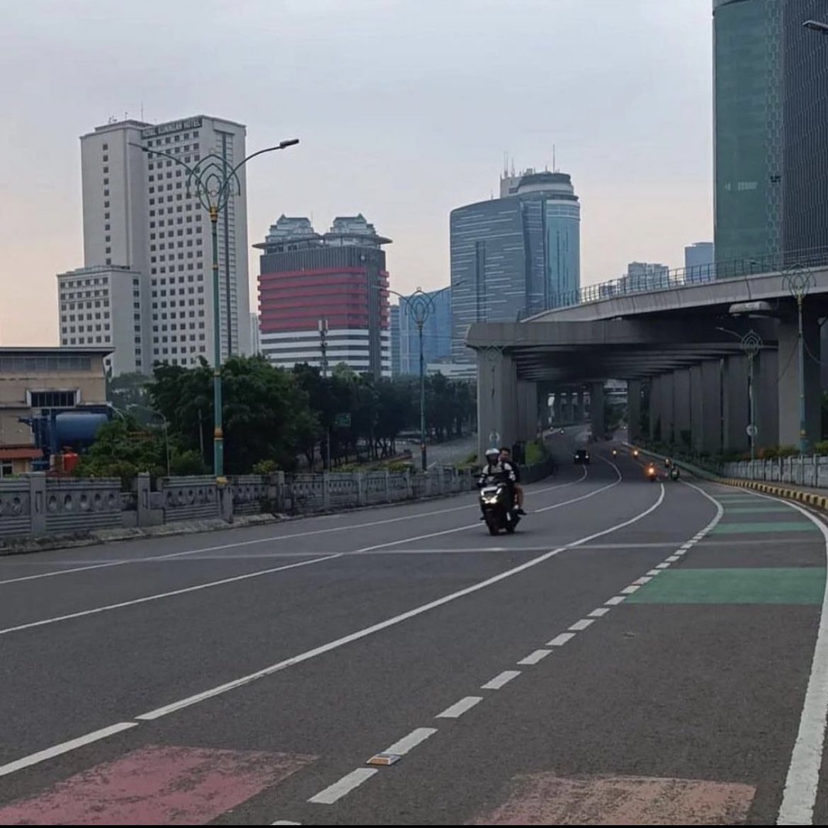 txtdrjkt's tweet photo. Jakarta real face? https://t.co/Q1VAyovGqr