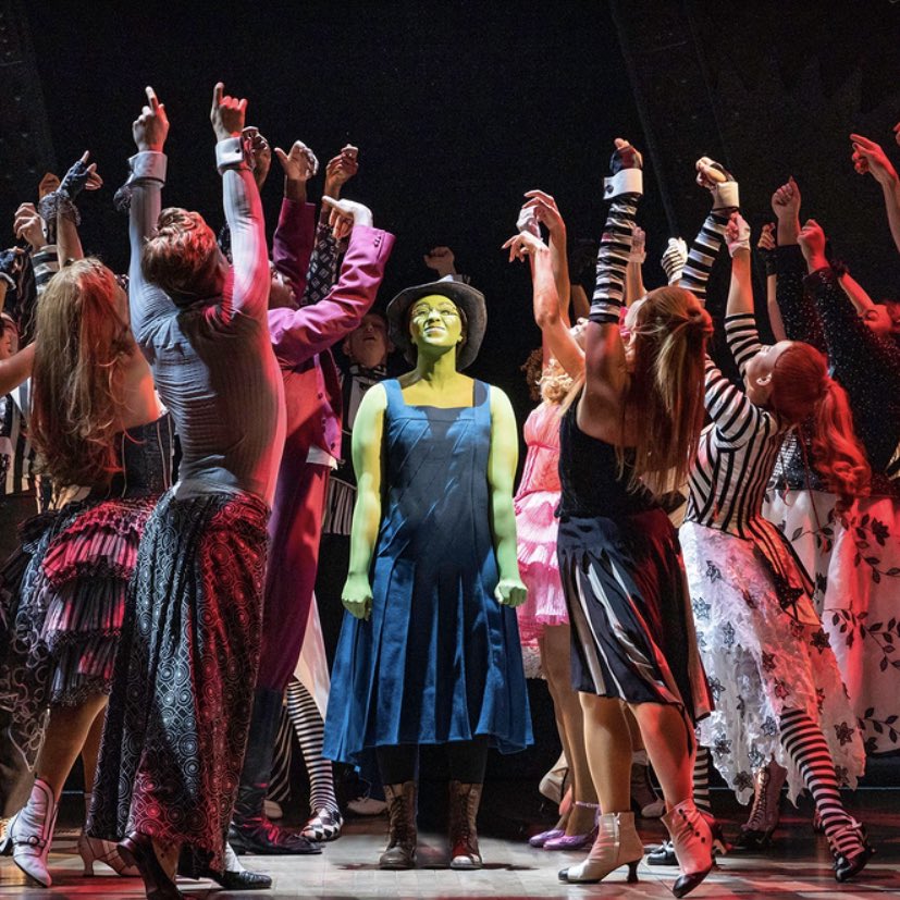 📸 Lucy St. Louis e Alexia Khadime fazem história no West End como a primeira dupla negra de Glinda e Elphaba em Londres.