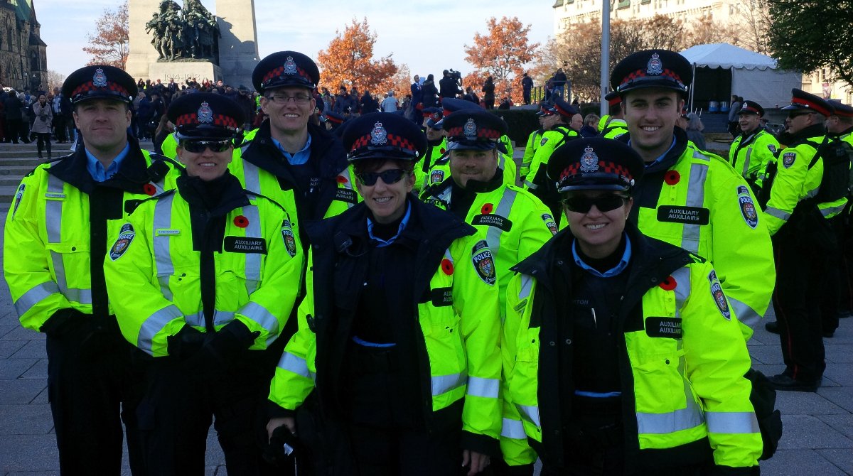 OttawaPolice's tweet photo. We couldn’t do what we do as a police service without the help of our countless volunteers. As we celebrate National Volunteer Week (#NWV), we want to thank all of our volunteers for their dedication in helping us to serve and protect #Ottawa.
~
Nous ne pourrions pas faire ce que nous faisons en tant que service de police sans l'aide de nos innombrables bénévoles. À l'occasion de la Semaine nationale de l'action bénévole, nous tenons à remercier tous nos bénévoles pour leur dévouement qui nous aide à servir et à protéger Ottawa.