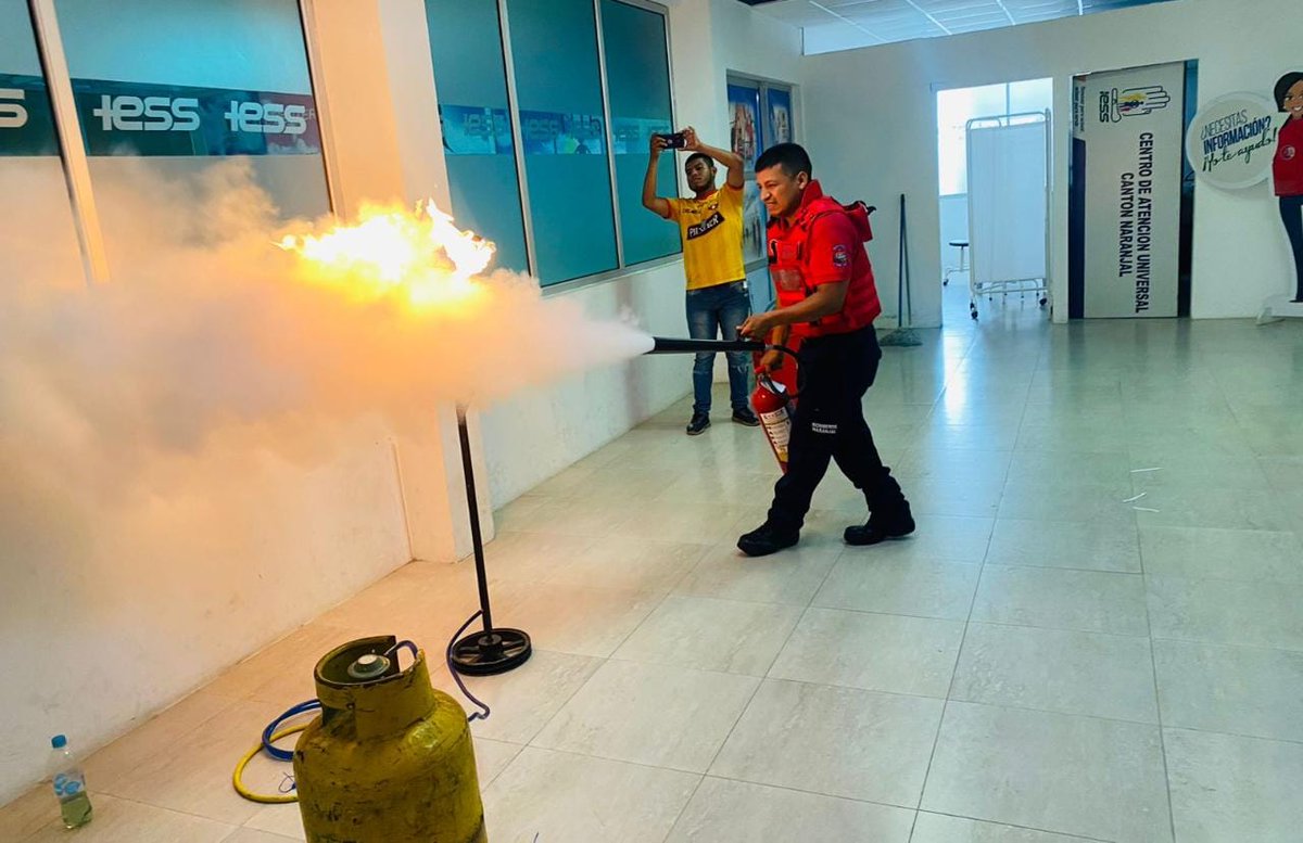 IESSGuayas's tweet photo. #Guayas | Con el fin de mejorar los protocolos ante eventuales desastres, los 27 funcionarios que laboran en el Centro de Salud Naranjal recibieron una capacitación sobre Prevención de Incendios y Manejo de Extintores, a cargo del Benemérito Cuerpo de Bomberos. https://t.co/EaqGQ8iDV8