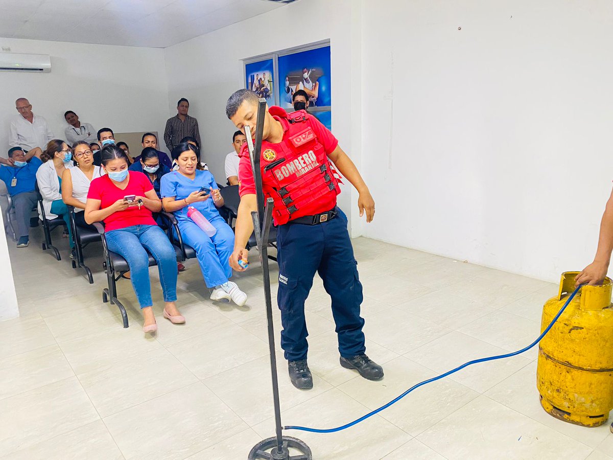 IESSGuayas's tweet photo. #Guayas | Con el fin de mejorar los protocolos ante eventuales desastres, los 27 funcionarios que laboran en el Centro de Salud Naranjal recibieron una capacitación sobre Prevención de Incendios y Manejo de Extintores, a cargo del Benemérito Cuerpo de Bomberos. https://t.co/EaqGQ8iDV8