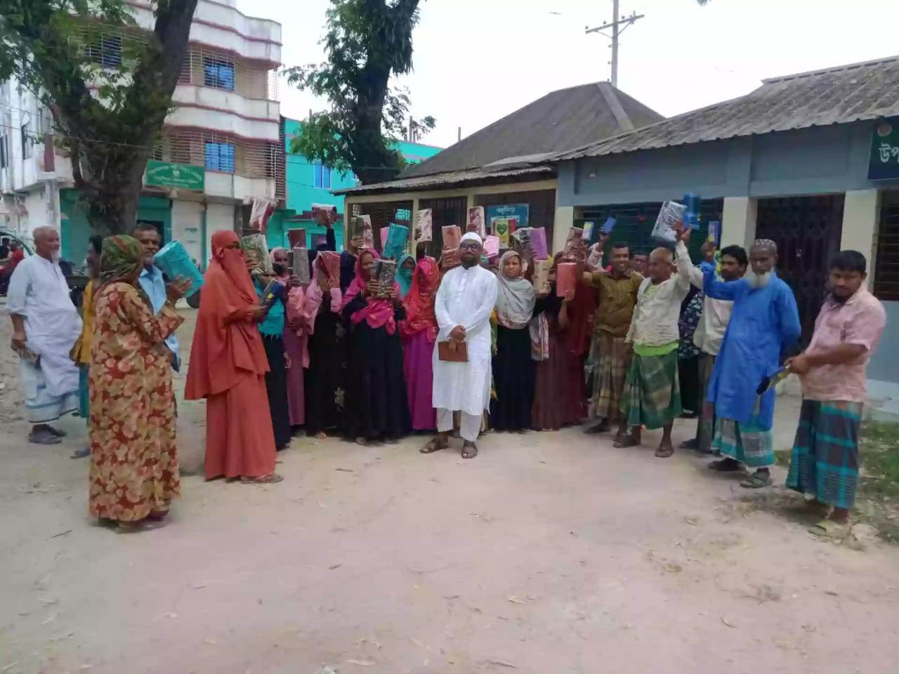 স্বস্তি পেতে নদীর পানিতে ‘ঘাঁ ভাসিয়ে মহিষে’র দল